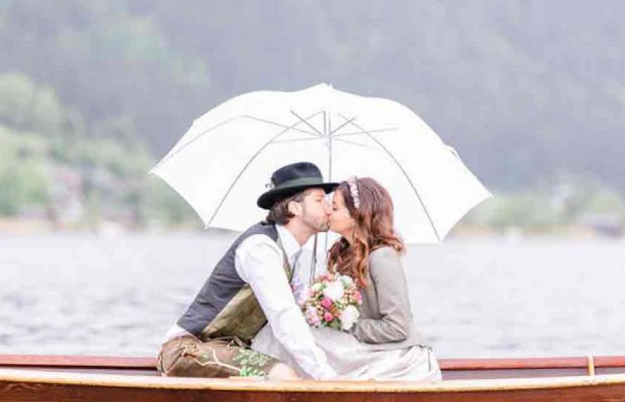 Küssendes Brautpaar im Boot auf See